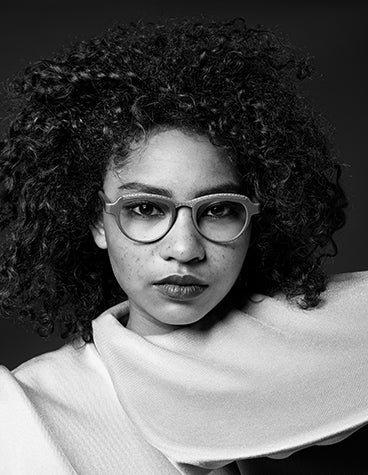 Gray-scale image of model looking into the camera, wearing Hoet Cabrio M eyewear