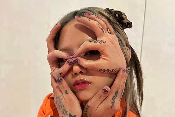 リアルな3Dプリントの手を顔の横に添える女性