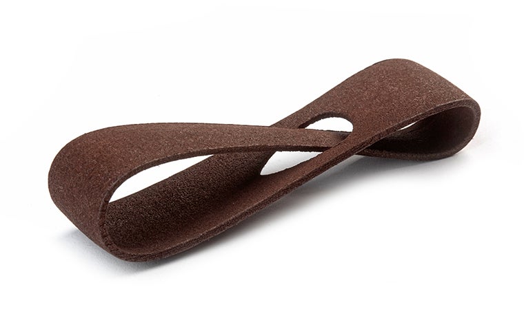 Eine glatte Musterschleife, 3D-gedruckt in PA-GF und braun eingefärbt.