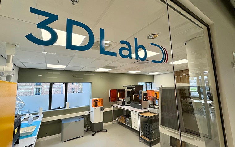 The words '3D Lab' on a glass wall at the entrance of Radbound University's 3D lab