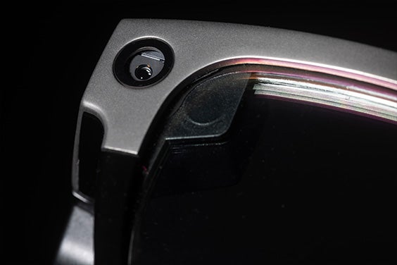 Eine Nahaufnahme des Projektors, der sich in der 3D-gedruckten Titanbrücke der Vuzix Shield befindet.