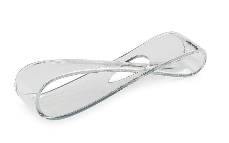 Un bucle transparente impreso en 3D realizado con TuskXC2700T mediante estereolitografía, con un acabado técnico transparente.