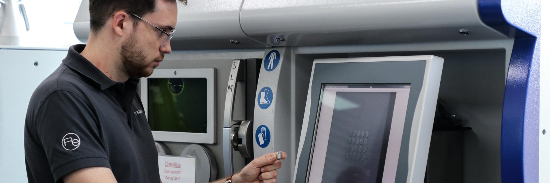  プロセス開発用のサンプルを3Dプリントする人 