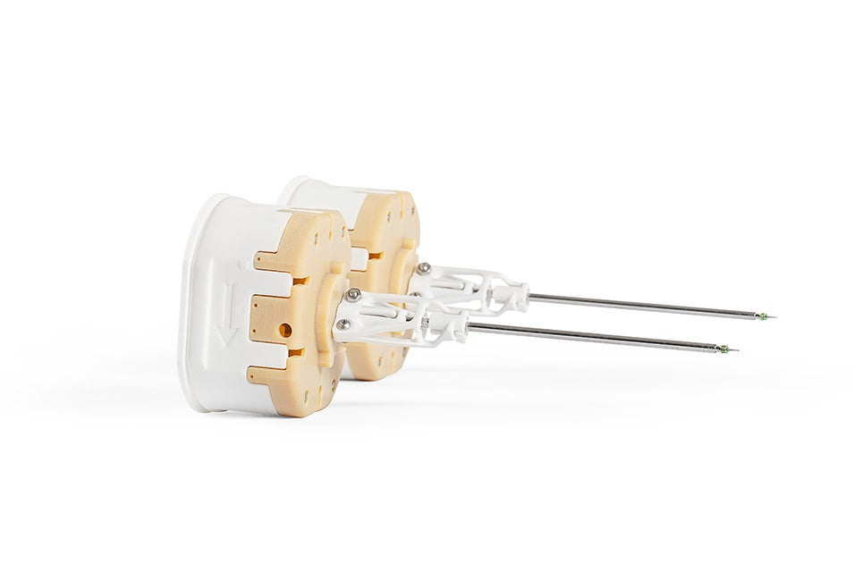 Due microstrumenti per reggere degli aghi con componenti stampati in 3D