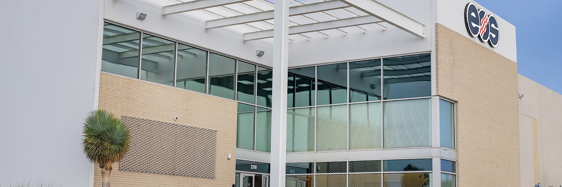 Vorderansicht des EOS 3D‑Druckzentrums in Pflugerville, Texas.