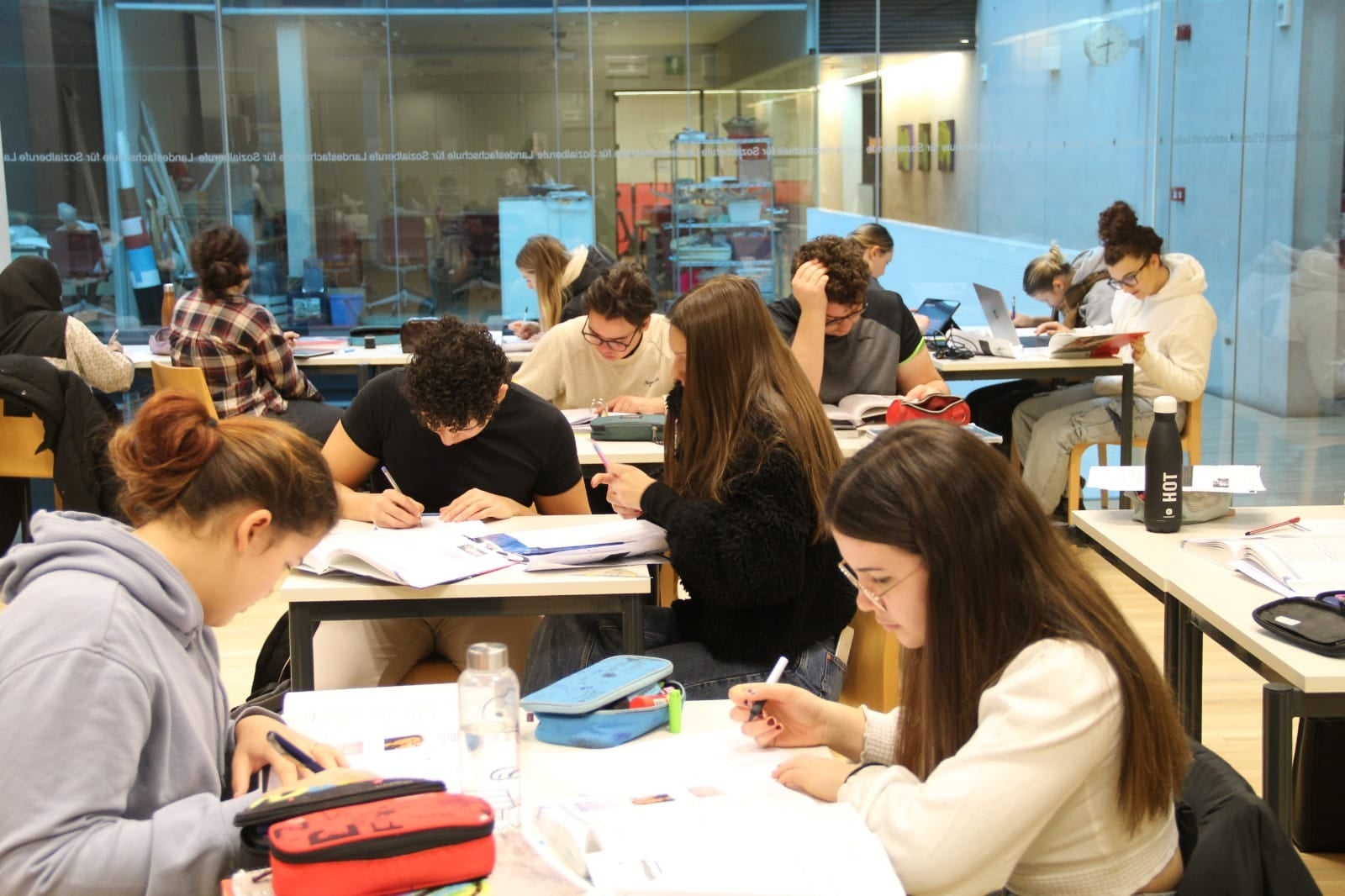 Studierende sitzen in einer klasse und schreiben einen Test