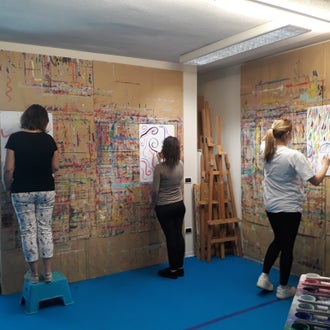 Studierende im Malatelier