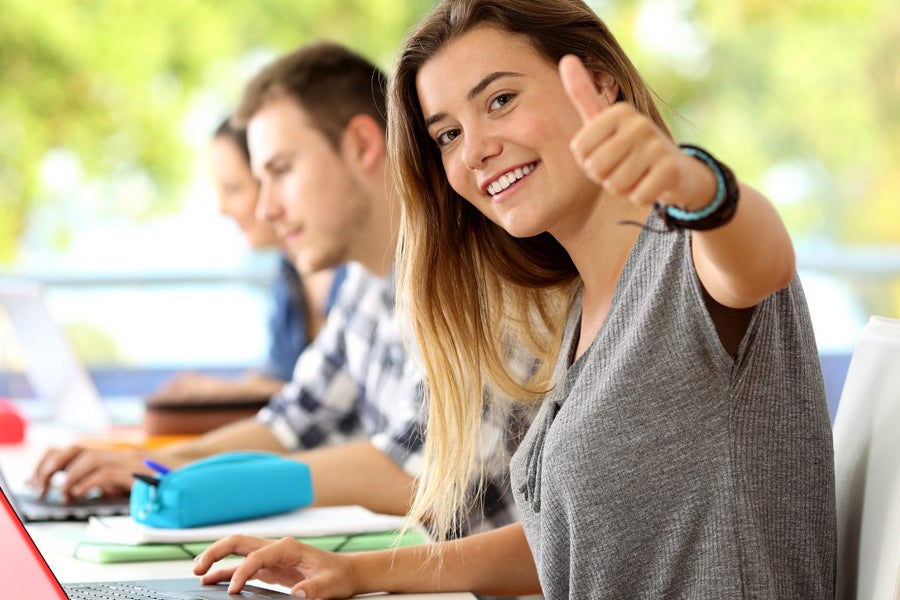 Schülerin zeigt Daumen hoch