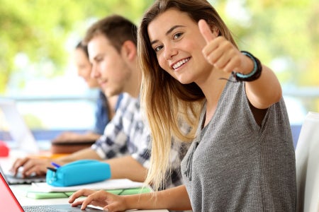 Schülerin zeigt Daumen hoch