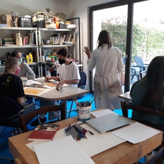 Studierende im Malatelier