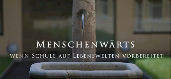 Brunnen im Innenhof der Schule mit dem Titel Menschenwärts Wenn Schule auf Lebenswelten trifft