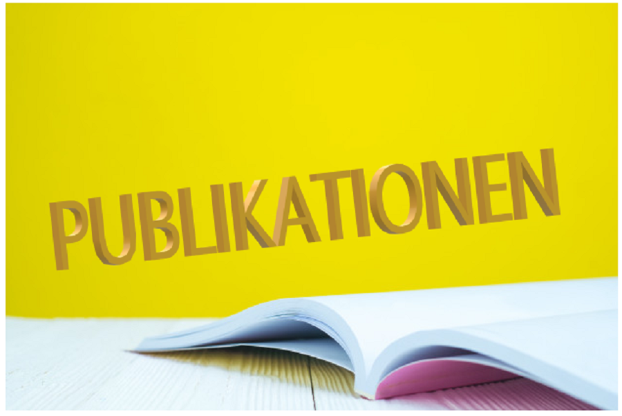  Aufgeschlagenes Buch auf einem Tisch mit gelben Hintergrund