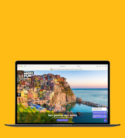Laptop mit der Website von ReGuest auf gelbem Hintergrund. Auf dem Bildschirm ist die Website eines Hotels mit Meerblick zu sehen.
