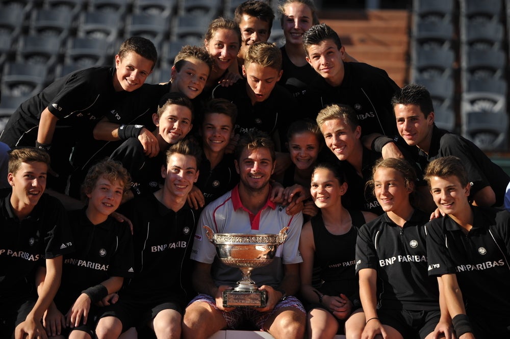 Stan Wawrinka en compagnie des ramasseurs de la finale de Roland-Garros 2015 - ©Corinne Dubreuil / FFT