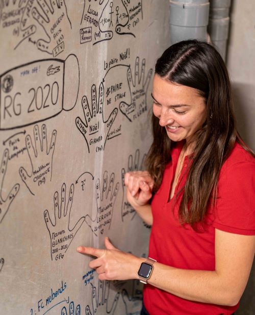 Manon Blanchais devant le mur des ramasseurs de balles - ©FFT