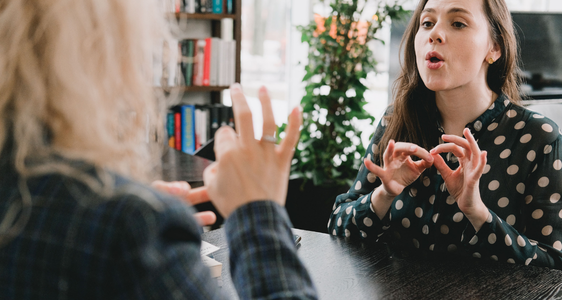 [external Link]: Conversation Club in italienischer Gebärdensprache (LIS) und österreichischer Gebärdensprache (ÖGS)