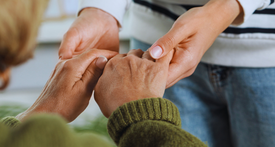 (Foto: Canva) due persone che si danno la mano 