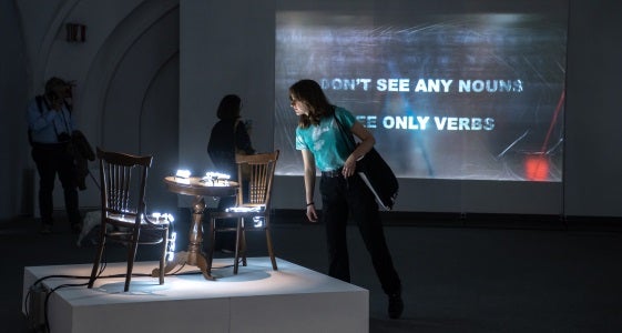 Tra le opere della mostra “I don’t see any nouns, I see only verbs”
(Foto: USP/Anna Cerrato)