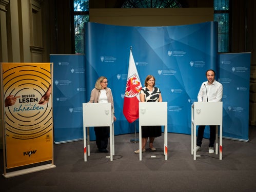 Pressekonferenz Besser Lesen und Schreiben: Brigitte Abram, Anika Michelon, Landesrat Philipp Achammer (Foto: LPA)