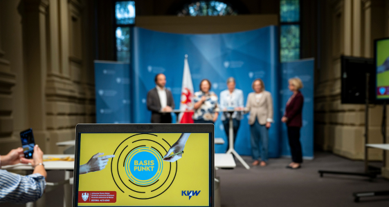 Im Oktober starten wieder die Angebote der Basisbildung, die in Bozen, Brixen, Bruneck, Meran und Sterzing von allen Interessierten in Anspruch genommen werden können. (Foto: LPA/Fabio Brucculeri)