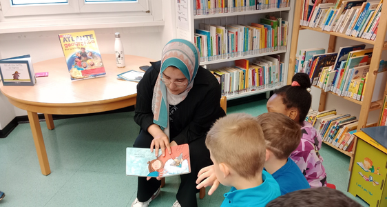 Vorlesen in verschiedenen Sprachen (Foto: Amt für Kinder- und Jugendschutz und soziale Inklusion)