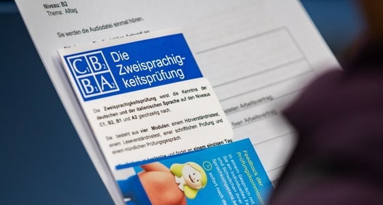 Informationsmaterial zur Zweisprachigkeitsprüfung Foto: Greta Stuefer