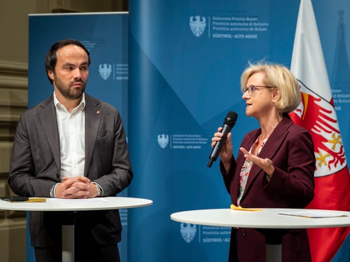 Lerncoach Elisabeth Frasnelli (links) berichtete von ihren Erfahrungen: Menschen, die zu uns kommen, sind anfangs eher geknickt, manche schämen sich. Bereits im Kennenlerngespräch versuchen wir Ängste zu nehmen und die Scham abzubauen und versuchen vor allem zu verstehen, was Menschen sich wünschen. (Foto: LPA/Fabio Brucculeri)
