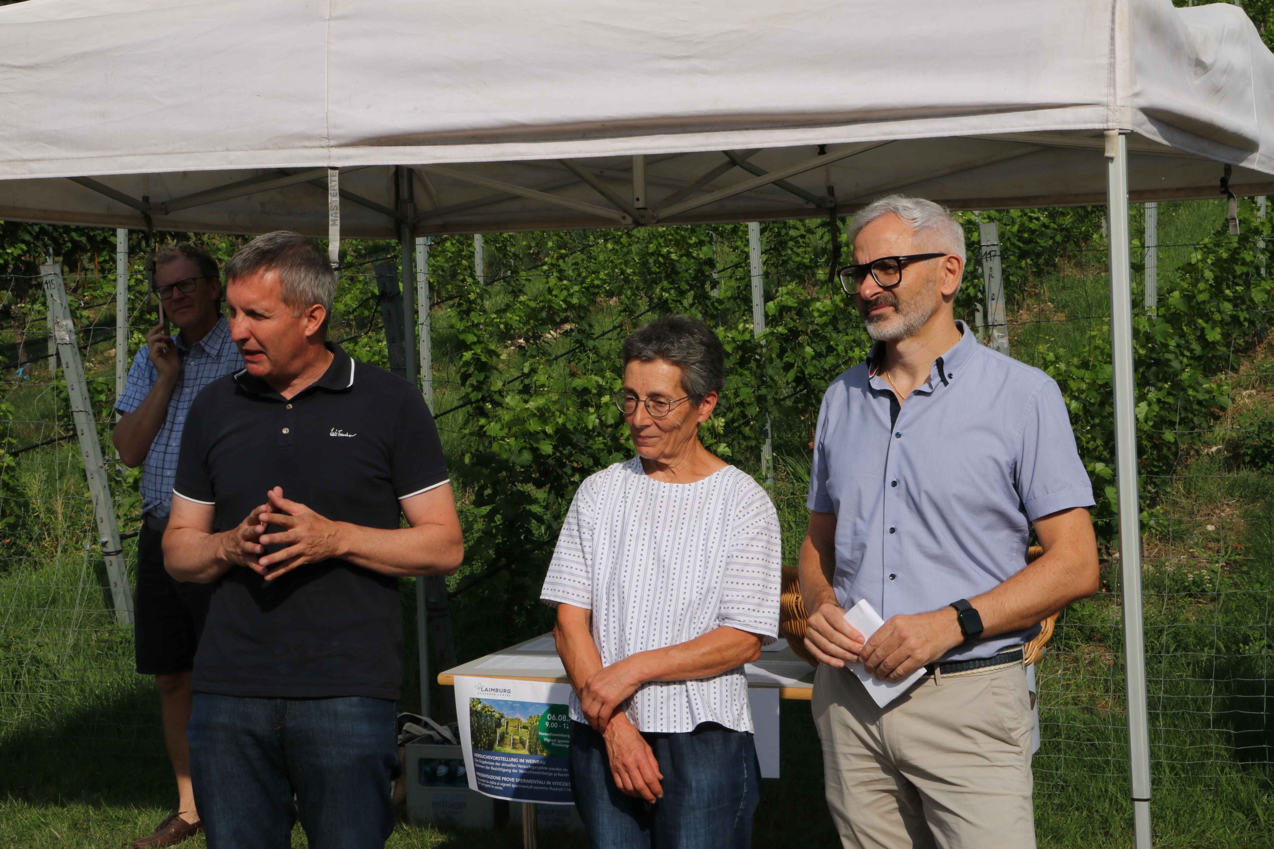 Fig. 1: l’Assessore Provinciale all’Agricoltura Luis Walcher, l’ex responsabile del settore Viticoltura del Centro di Sperimentazione Laimburg Barbara Raifer e il direttore del Centro di Sperimentazione Laimburg Michael Oberhuber: © Laimburg Research Centre/debora lamcja