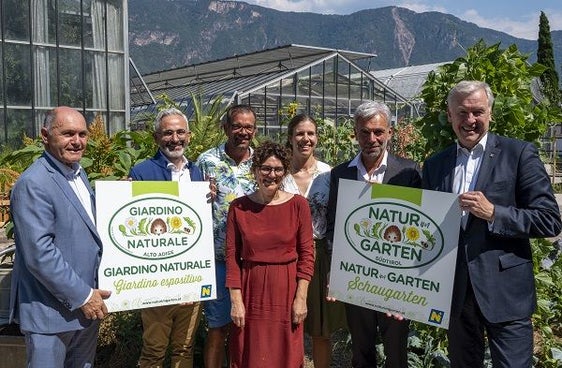 (da sinistra) Wolfgang Sobotka, presidente del Parlamento austriaco e dell'European Garden Association - "Natur im Garten" International, Michael Oberhuber direttore del Centro Laimburg, Karl Ploberger „giardiniere naturale“, Kathri
