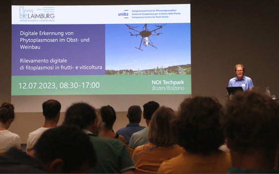 Abb. 1: Über 80 Interessierte besuchten die gemeinsame Veranstaltung des Versuchszentrums Laimburg und der Freien Universität Bozen, um sich über innovative Erkennungstechnologien wie die Spektralanalyse zu informieren.: © Laimburg Research Center/agnese martinelli