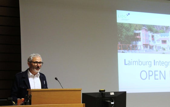 Abb. 1: Michael Oberhuber, Direktor des Versuchszentrums Laimburg beim Open Day LIDO 2025

© Laimburg Research Centre/Debora Lamcja
