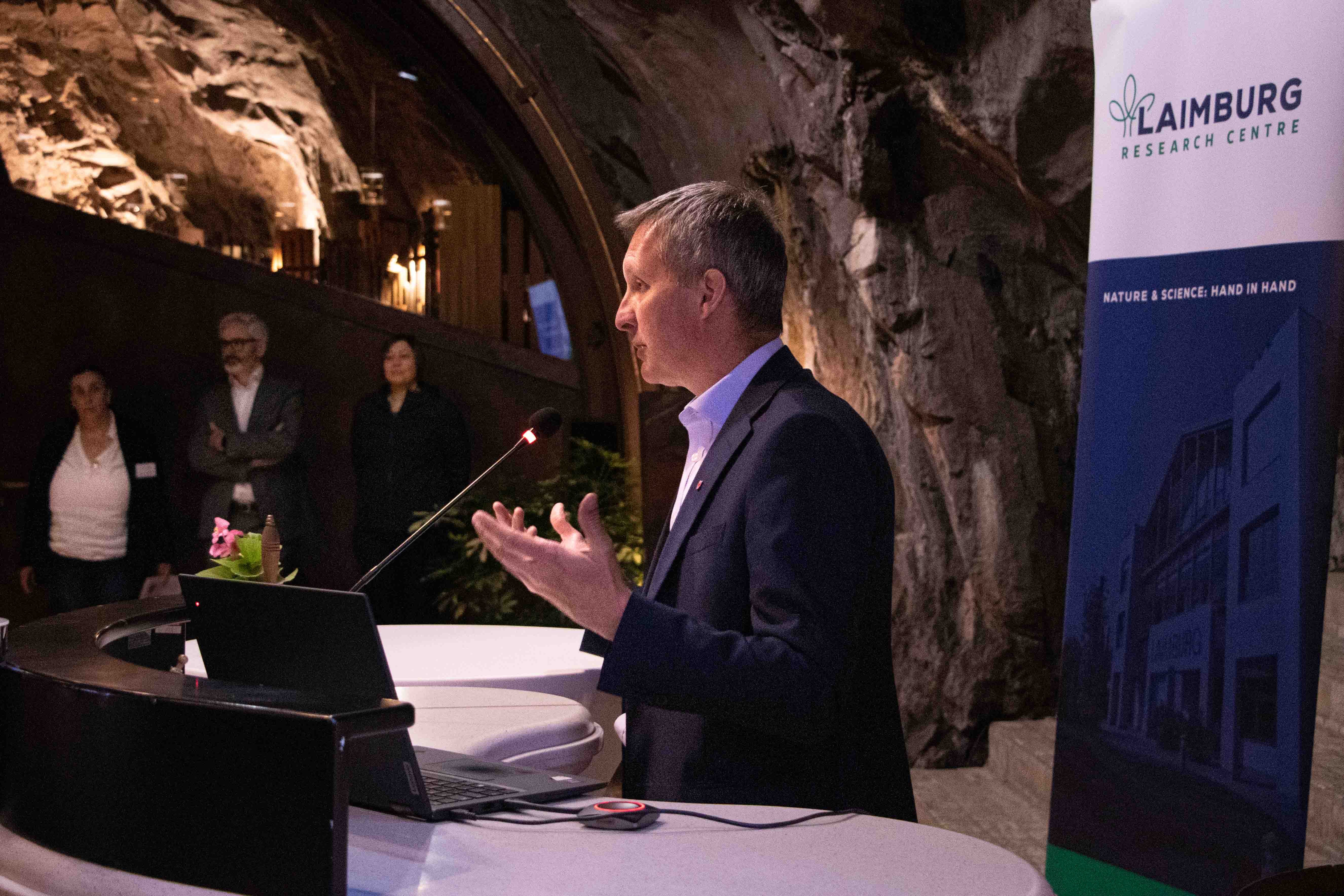 Abb. 1: Luis Walcher, Landesrat für Landwirtschaft, während der Grußworte zur Eröffnung der Veranstaltung.
© Laimburg Research Centre/agnese martinelli

