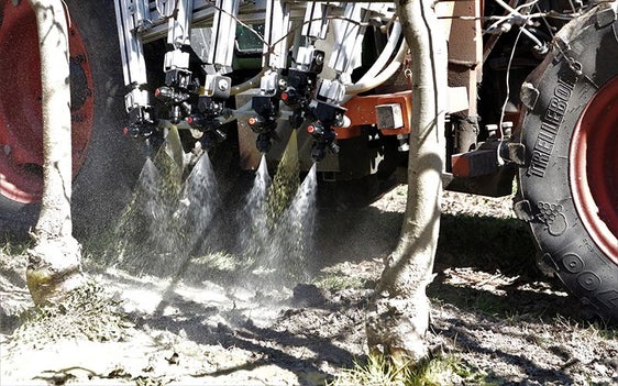 Pacciamatura spray come alternativa agli erbicidi convenzionali e alle misure di controllo delle erbe infestanti in frutticoltura e viticoltura. © Centro di Sperimentazione Laimburg