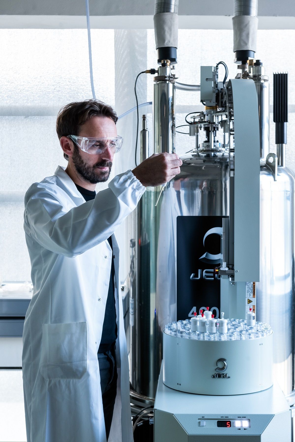 Abb. 1: Alberto Ceccon, Leiter des Labors für NMR-Spektroskopie am Versuchszentrum Laimburg: © Laimburg Research Centre/Ivo Corrà