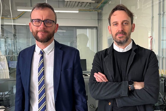 Abb. 1: Emanuele Boselli (links), Koordinator des Projekts an der Freien Universität Bozen und Alberto Ceccon (rechts), Leiter des Labors für NMR-Spektroskopie des Versuchszentrums Laimburg. 
© Laimburg Research Centre/ A. Martinelli
