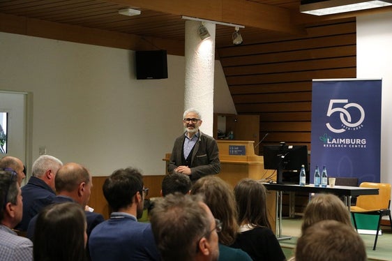 Abb. 1: Der Direktor des Versuchszentrum Laimburg Michael Oberhuber bei der Auftaktveranstaltung: © Laimburg Research Centre/debora lamcja
