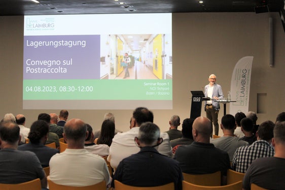 Abb. 1: Bereits zum 24. Mal fand die traditionelle Lagerungstagung des Versuchszentrums Laimburg statt. Im Bild: Michael Oberhuber, Direktor Versuchszentrum Laimburg: © Laimburg Research Centre/agnese martinelli