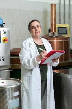 Fig. 1: Lorenza Conterno, responsabile del gruppo di lavoro Fermentazione e Distillazione e coordinatrice del progetto KOMY al Centro di Sperimentazione Laimburg.
© Laimburg Research Centre/ivo corrà 
