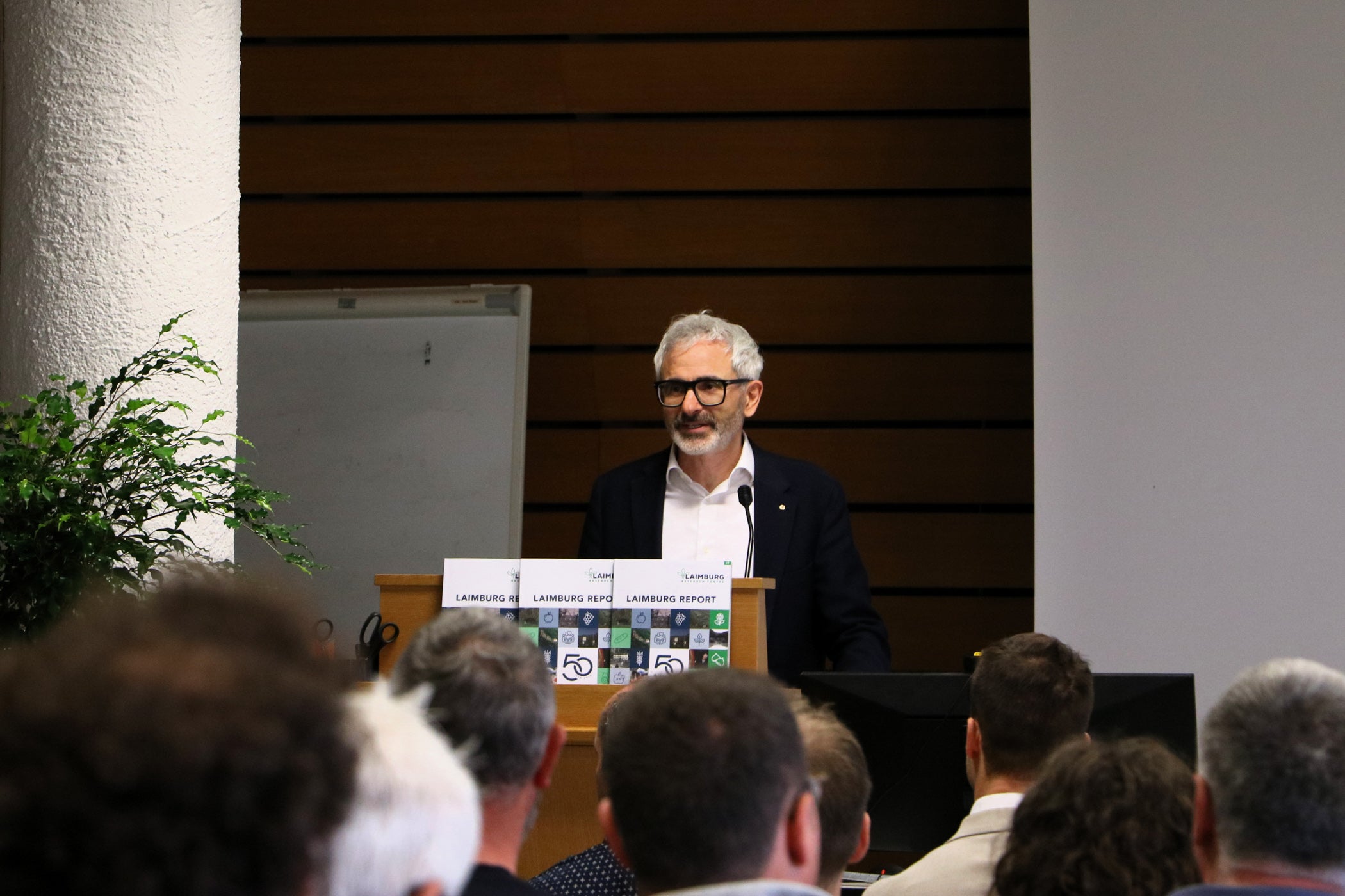 Fig. 1: Il direttore del Centro di Sperimentazione Laimburg, Michael Oberhuber, ha dato il benvenuto alle circa 100 persone partecipanti alla Giornata del vino e della vite.
© Laimburg Research Centre/agnese martinelli