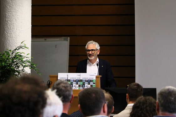 Fig. 1: Il direttore del Centro di Sperimentazione Laimburg, Michael Oberhuber, ha dato il benvenuto alle circa 100 persone partecipanti alla Giornata del vino e della vite.
© Laimburg Research Centre/agnese martinelli
