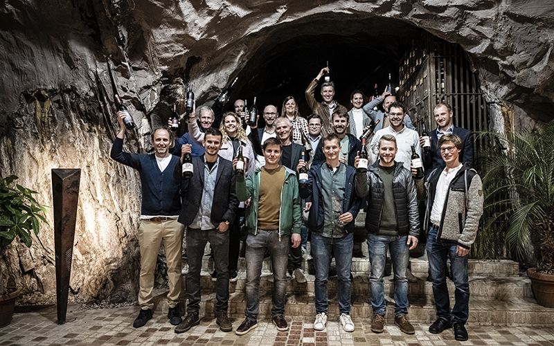 Die Gruppe der zwanzig Winzerinnen und Winzer der Initiative „DNA Vernatsch“ mit ihren Weinen. © Jan Kusstatscher