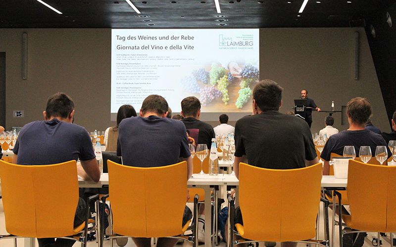 Fig. 1: Quest'anno la Giornata del Vino e della Vite del Centro di Sperimentazione Laimburg si è svolta sia online che in presenza presso il NOI Techpark.  © Centro di Sperimentazione Laimburg