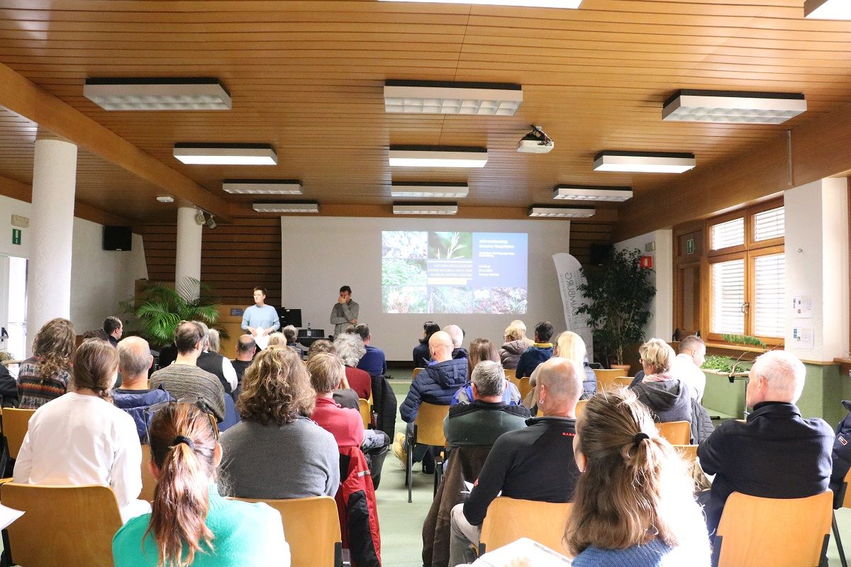 Abb. 1: Informationstag zu invasiven Neophyten am Versuchszentrum Laimburg: © Laimburg Research Centre/julia rizzo