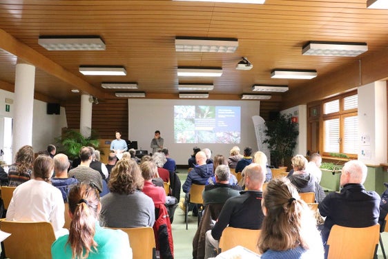 Abb. 1: Informationstag zu invasiven Neophyten am Versuchszentrum Laimburg: © Laimburg Research Centre/julia rizzo