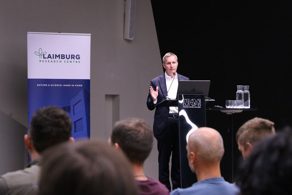 Abb. 1: Der Landesrat für Landwirtschaft, Luis Walcher, eröffnet die 26. Lagerungstagung des Versuchszentrums Laimburg: © Laimburg Research Centre/Agnese Martinelli
