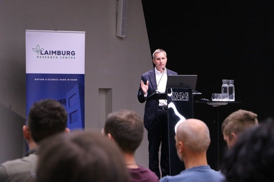 Abb. 1: Der Landesrat für Landwirtschaft, Luis Walcher, eröffnet die 26. Lagerungstagung des Versuchszentrums Laimburg: © Laimburg Research Centre/Agnese Martinelli