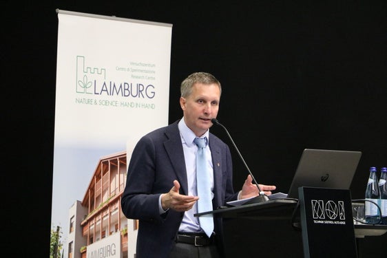 Fig. 1: L'Assessore provinciale all'Agricoltura, Luis Walcher, ha sottolineato l'importanza della ricerca scientifica per le aziende agroalimentari dell'Alto Adige: © Laimburg Research Centre/Agnese Martinelli