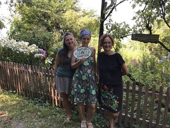 Abb. 1: Die Überreichung des 100. „Natur im Garten“-Plakette an Brigitte Foppa: © Laimburg Research Centre