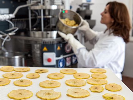 Das Versuchszentrum Laimburg forscht an innovativen Produkten und Verarbeitungstechnologien. Im Bild: Die neue DIC-Pilotanlage des Versuchszentrums Laimburg ©Versuchszentrum Laimburg/ivocorrà: Das Versuchszentrum Laimburg forscht an innovativen Produkten und Verarbeitungstechnologien, die eine nachhaltige Ernährung fördern und im Einklang mit Prozessen der Kreislaufwirtschaft stehen. Im Bild: Die neue DIC-Pilotanlage des Versuchszentrums Laimburg, mit welcher Trockenobst und Gemüse mit besonderen Textureigenschaften hergestellt werden können.   ©Versuchszentrum Laimburg/ivocorrà