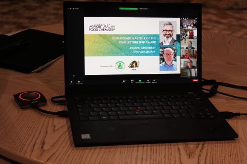 Die Publikation des Forscherteams um Michael Oberhuber und Peter Robatscher zu den Wuchsstörungen im Weinbau wurde mit dem „The Journal of Agricultural and Food Chemistry Research Article of the Year Award“ ausgezeichnet. ©VZL